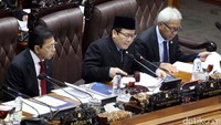 Sidang paripurna dipimpin oleh Wakil Ketua DPR Taufik Kurniawan. Ketua DPR Setya Novanto dan Wakil Ketua DPR Agus Hermanto turut mendampingi.