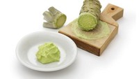 Makan sushi biasanya disertai dengan wasabi tapi faktanya sebagian besar wasabi yang beredar di pasaran ternyata hanyalah lobak biasa yang diberi pewarna. Alasannya adalah karena produksi wasabi asli sangatlah terbatas. Foto: iStock/Wikipedia