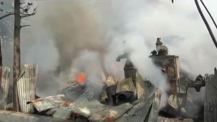 Pabrik Kasur di Ciracas Terbakar, Petugas Damkar Terluka