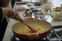 Tumisan bumbu dengan tambahan telur untuk campuran shirataki goreng