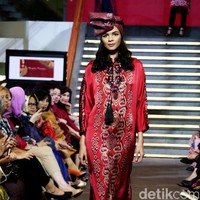 Pada rancangannya kali ini Alleira Batik mengangkat Tenun Sumba Khas NTT, dengan mengusung tema Anavarna yang bertempat di Lamoda Cafe, Plaza Indonesia, Jakarta. [Foto: Mohammad Abduh/Wolipop]