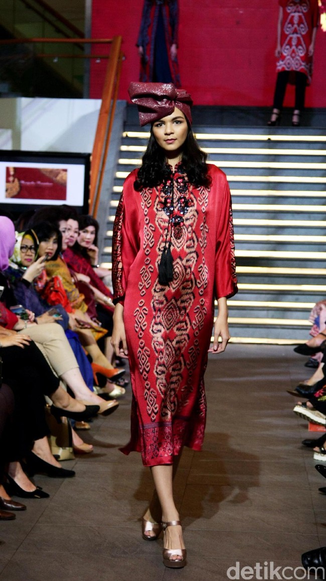 Pada rancangannya kali ini Alleira Batik mengangkat Tenun Sumba Khas NTT, dengan mengusung tema Anavarna yang bertempat di Lamoda Cafe, Plaza Indonesia, Jakarta. [Foto: Mohammad Abduh/Wolipop]