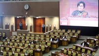 Menteri Keuangan Sri Mulyani turut menghadiri paripurna DPR.