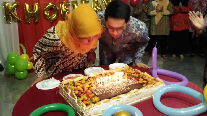 Dapat Surprise Ulang Tahun, Mensos Khofifah Terharu