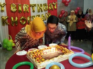 Dapat Surprise Ulang Tahun, Mensos Khofifah Terharu