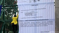 Demonstran juga memasang spanduk tuntutan di pagar gedung DPR.