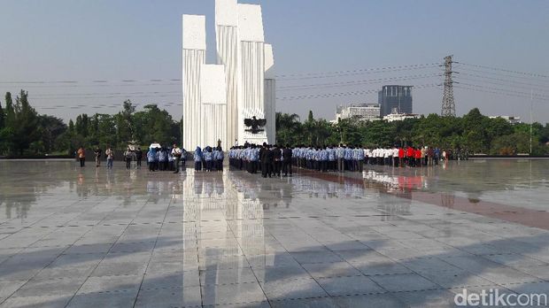 Menkominfo tabur bunga dalam rangka memperingati Harkitnas.