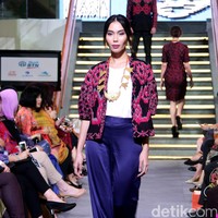 Pada rancangannya kali ini Alleira Batik mengangkat Tenun Sumba Khas NTT, dengan mengusung tema Anavarna yang bertempat di Lamoda Cafe, Plaza Indonesia, Jakarta. [Foto: Mohammad Abduh/Wolipop]