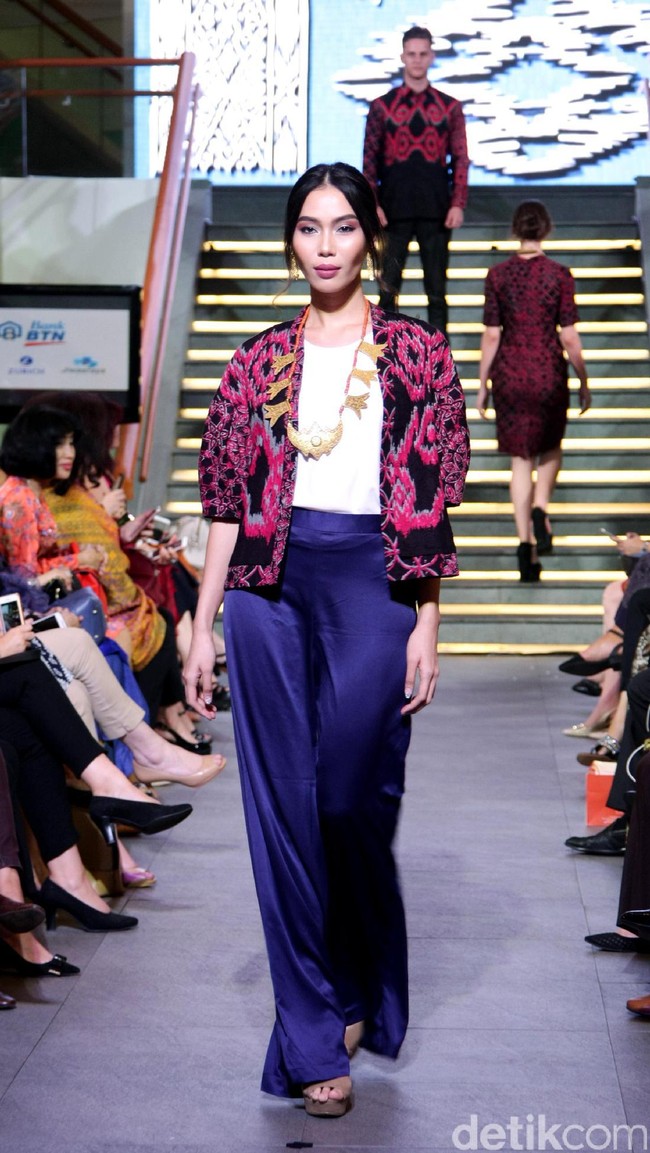 Pada rancangannya kali ini Alleira Batik mengangkat Tenun Sumba Khas NTT, dengan mengusung tema Anavarna yang bertempat di Lamoda Cafe, Plaza Indonesia, Jakarta. [Foto: Mohammad Abduh/Wolipop]