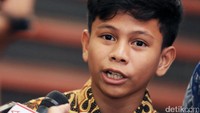 Naufal saat diminta keterangan oleh sejumlah wartawan usai bertemu Menteri ESDM.