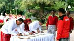 Menpora Lantik Pejabat dengan Kostum Olahraga