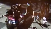 Begini penampakan saat sebuah mobil berkecepatan tinggi merabrak sejumlah pejalan kaki di Times Square, New York, Amerika Serikat, Jumat (19/5/2017). REUTERS/Handout.