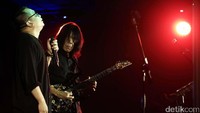 Dalam acara tersebut juga sekaligus ditandai dengan peluncuran album solo gitar Utox Londalo bertajuk Song for Father.