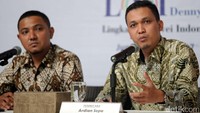 Peneliti Lembaga Survei Indonesia (LSI) Denny JA Ardian Sopa memaparkan hasil survei.