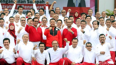 Menpora Lantik Pejabat dengan Kostum Olahraga