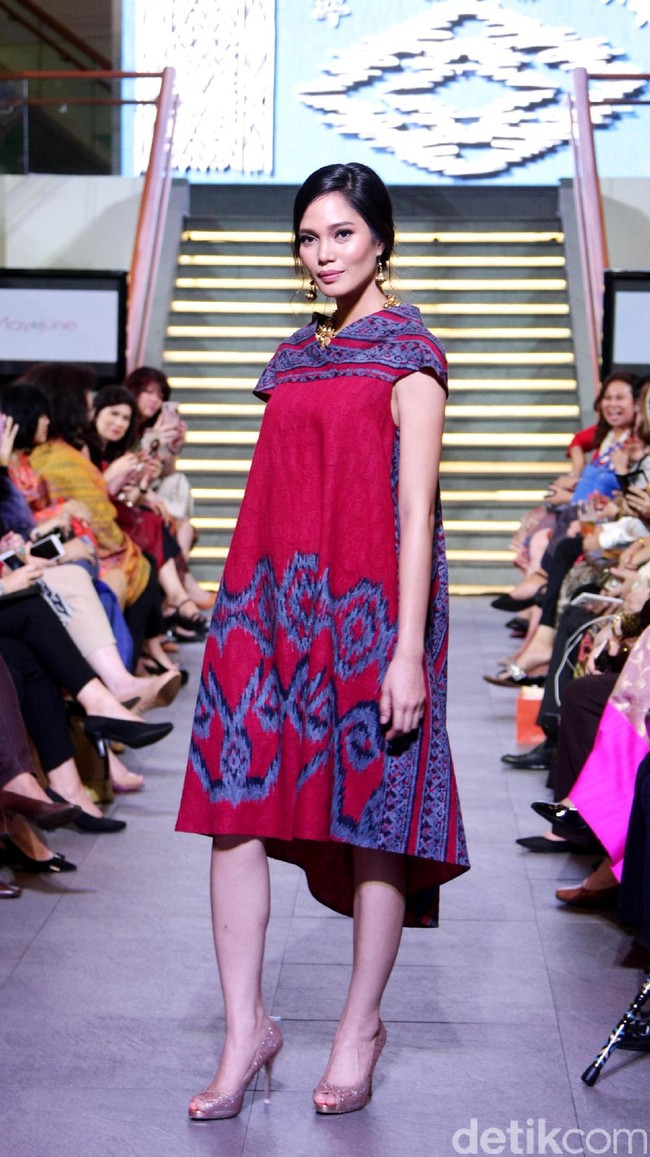 Pada rancangannya kali ini Alleira Batik mengangkat Tenun Sumba Khas NTT, dengan mengusung tema Anavarna yang bertempat di Lamoda Cafe, Plaza Indonesia, Jakarta. [Foto: Mohammad Abduh/Wolipop]