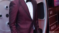 Morgan Oey terlihat tampan dan gagah dengan setelan tersebut. Pool/Noel/detikFoto.