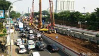Untuk mengantisipasi terjadinya penumpukan kendaraan lantaran sisa jalur yang dianggap terlalu sempit, maka beton separator jalan yang semula berguna sebagai pembatas jalur busway akhirnya dibuka. Kini baik Transjakarta maupun pengguna jalan umum dapat menggunakan jalur yang sama. Pool/Citra Fitri Mardiana.