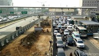 Pembangunan proyek LRT Jabodebek di sepanjang Jalan MT Haryono, mengakibatkan terpakainya satu lajur jalan. Pool/Citra Fitri Mardiana.