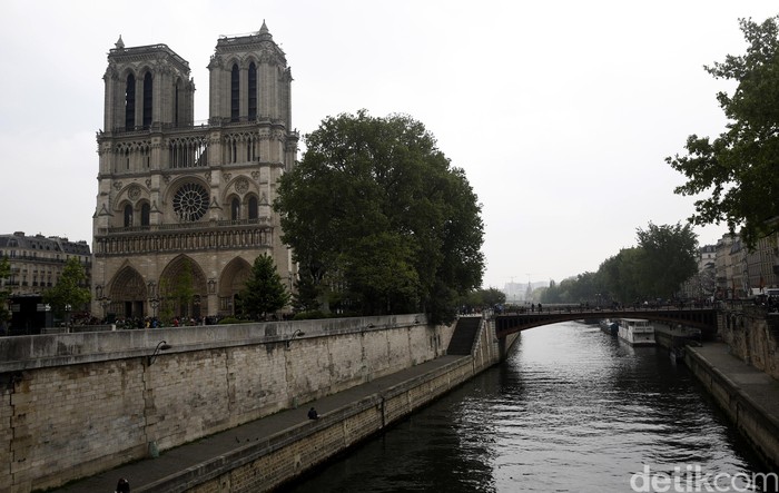 Sejumlah wisatawa berwisata di kawasan Notre Dome, Paris, Perancis, Mei 2017. Notre-Dame de Paris adalah sebuah katedral Katolik abad pertengahan.