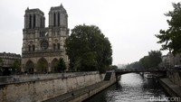 32 Persen turis berkunjung ke Notre Dame. Ini adalah katedral Katolik megah dengan arsitektur gothik yang menawan. Di sekitar Notre Dame banyak tempat wisata kuliner makanan khas Prancis (Agung Pambudhy/detikTravel)