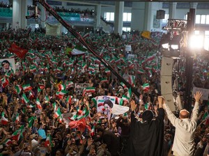 Pilpres Iran Digelar, Warga Antre di TPS