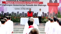 Pelantikan dan sumpah jabatan dengan konsep menggunakan kostum olahraga ini adalah yang pertama kalinya dilakukan di Indonesia.