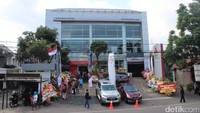 PIC PT Wicaksana Berlian Motor Dion Aryo Priyoni menyatakan diler baru ini juga mendapat legalisasi langsung dari PT Mitsubishi Motor Krama Yudha Sales Indonesia (MMKSI), authorized distributor kendaraan penumpang Mistubishi Motors di Indonesia. Foto: Mitsubishi