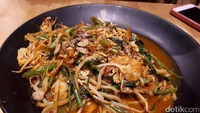 Kalau suka mie, cobalah Mie Kangkung Terasi di Uncle K. Mie kuning enak dipadukan dengan kangkung, tauge, cabai dan udang empuk.