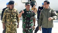 Gatot nampak menyambut kedatangan Jokowi di Natuna saat latihan Pasukan Pemukul Reaksi Cepat (PPRC) di Tanjung Datuk.