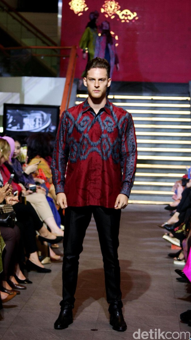 Pada rancangannya kali ini Alleira Batik mengangkat Tenun Sumba Khas NTT, dengan mengusung tema Anavarna yang bertempat di Lamoda Cafe, Plaza Indonesia, Jakarta. [Foto: Mohammad Abduh/Wolipop]