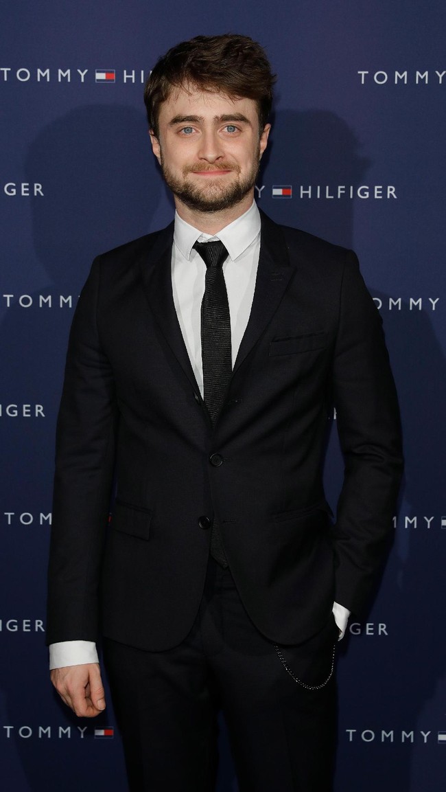 FDaniel Radcliffe juga tak lulus SMA. Padahal perannya di Harry Potter ia adalah murid yang cerdas hingga lulus dari sekolah Hogwarts.  oto: Daniel Radcliffe (Andreas Rentz/Getty Images)