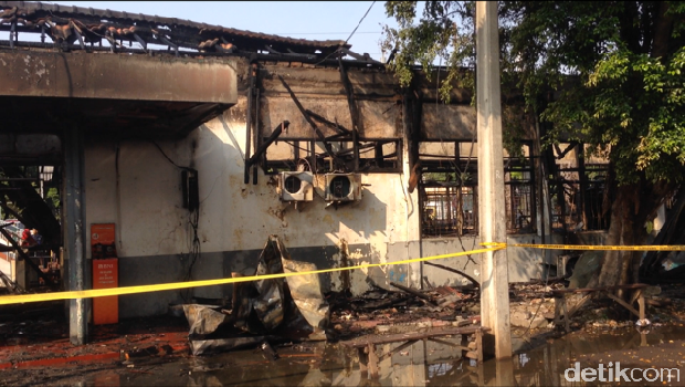 Kebakaran di Stasiun Klender.