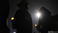 Dalam aksi ini, para aktivis menyuarakan untuk tidak lupa terkait kasus pelanggaran HAM yang terjadi pada bulan Mei dan tahun-tahun silam. 