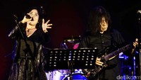 Konser yang digagas oleh pemerhati musik Bang Ucup tersebut juga menampilkan beragam kolaborasi musisi-musisi senior Indonesia seperti Ian Antono, Eet Sjahranie, Doni Suhendra.