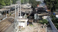 Terlihat atap dari bangunan tersebut nampak tak tersisa, hanya kayu-kayu yang berserakan.