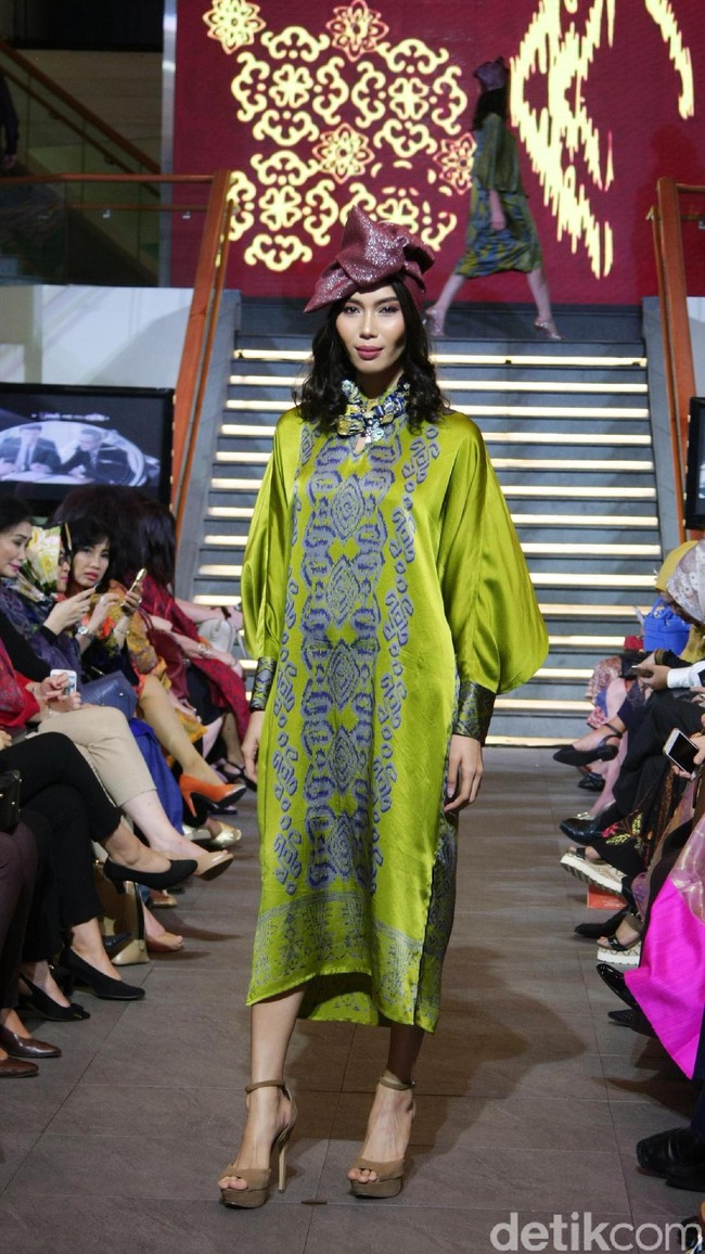 Pada rancangannya kali ini Alleira Batik mengangkat Tenun Sumba Khas NTT, dengan mengusung tema Anavarna yang bertempat di Lamoda Cafe, Plaza Indonesia, Jakarta. [Foto: Mohammad Abduh/Wolipop]