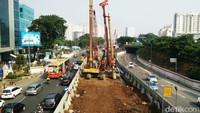 Pembangunan proyek LRT Jabodebek yang saat ini tengah masuk pada tahap konstruksi antara lain Cawang-Cibubur, Cawang-Dukuh Atas dan Cawang-Bekasi. Pantau detikFinance, saat ini pekerjaan konstruksinya sudah masuk di kawasan Jalan MT Haryono. Pool/Citra Fitri Mardiana.