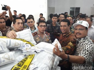 Polda Jatim Segel 116 Ribu Ton Garam Impor dari Australia