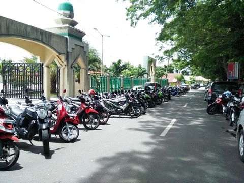 Keadaan di luar masjid
