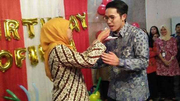 Mensos merayakan ulang tahun bersama staf dan putra keduanya.