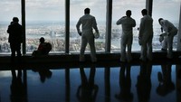 Dari gedung yang dirancang oleh David M Childs dengan 104 lantai ini pengunjung dapat melihat keindahan Kota New York. Spencer Platt/Getty Images.