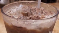 Iced Coffee Milo bisa jadi pilihan. Minuman berwarna cokelat ini memadukan kopi dan susu cokelat Milo hingga menghasilkan rasa unik. Slurrpp!