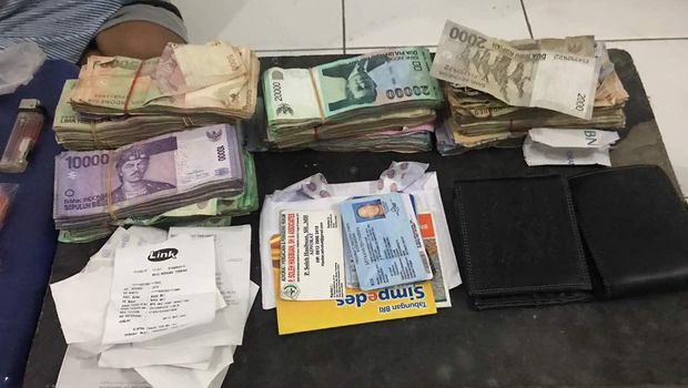 Polisi juga mengamankan sejumlah barang bukti.
