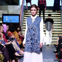 Pada rancangannya kali ini Alleira Batik mengangkat Tenun Sumba Khas NTT, dengan mengusung tema Anavarna yang bertempat di Lamoda Cafe, Plaza Indonesia, Jakarta. [Foto: Mohammad Abduh/Wolipop]