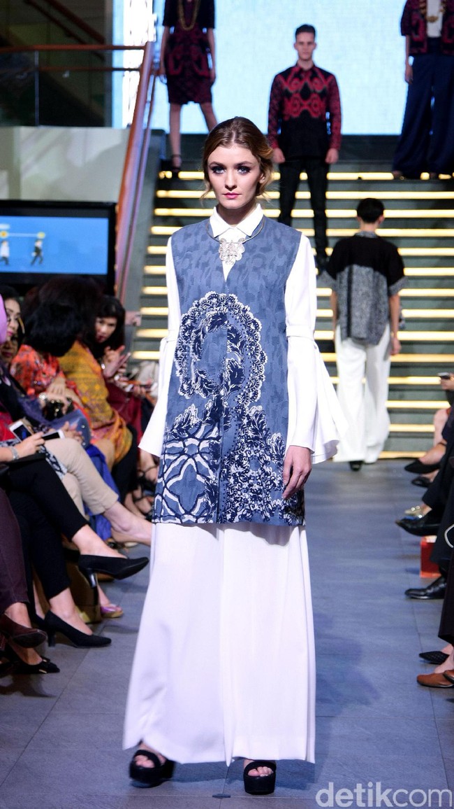 Pada rancangannya kali ini Alleira Batik mengangkat Tenun Sumba Khas NTT, dengan mengusung tema Anavarna yang bertempat di Lamoda Cafe, Plaza Indonesia, Jakarta. [Foto: Mohammad Abduh/Wolipop]