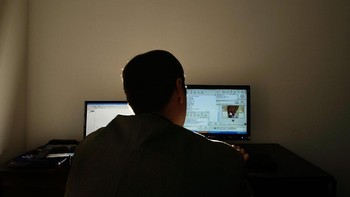8. Pada tahun 1995, ketika ia bekerja di Seattle sebagai penerjemah, Ma pertama kali menemukan internet. Pencarian pertamanya lewat Yahoo adalah beer. Saat itu ia tidak menemukan data tentang China, sehingga ia memutuskan untuk meluncurkan situs yang disebut China Pages. 