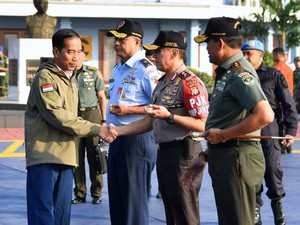 Jokowi Saksikan Latihan Perang TNI di Natuna