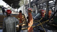 Kebakaran yang terjadi sekitar 07.30 WIB di Stasiun Klender ini melalap kantor kepala stasiun hingga loket tiket.