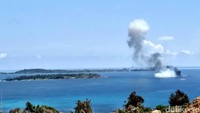 Latihan ini mempertontonkan simulasi perang udara, terjun payung, serangan tank, hingga simulasi evakuasi. Ledakan demi ledakan terdengar di penjuru Tanjung Datuk.